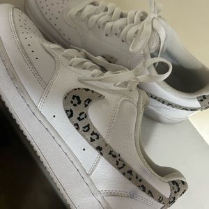 Nike women’s court vision low (white/desert sand-black)